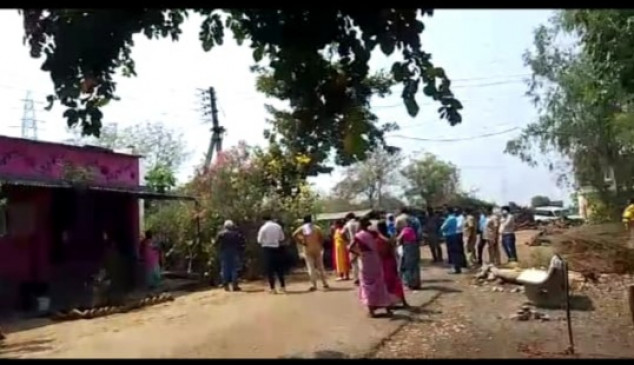 Mahavitaran company cut off the electricity of the entire village