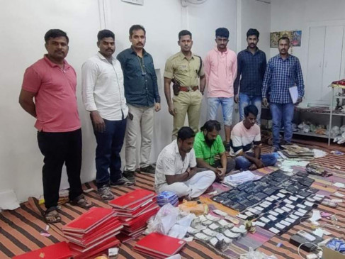 Matka bookie raided in Beed, 32 mobiles including 1.5 lakh seized