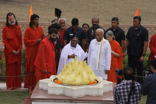 Mother Amritanandamayi reached Hedgewar Bhawan Mother Amritanandamayi reached Hedgewar Bhawan