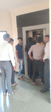 nagpur in a trainee officer was stuck for 7 minutes