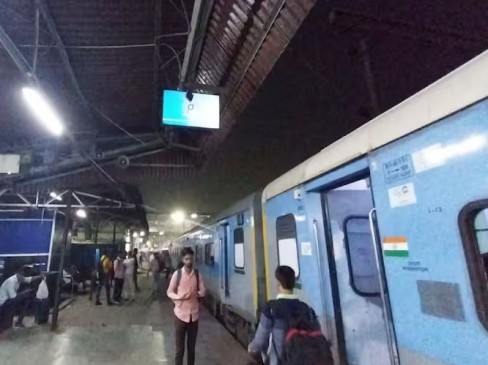 Porn clip played at Patna railway station, passengers waiting for train had to face embarrassment Porn clip played at Patna railway station, passengers waiting for train had to face embarrassment