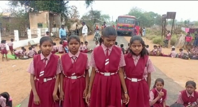 Students of Zilla Parishad School came on the road for the teacher