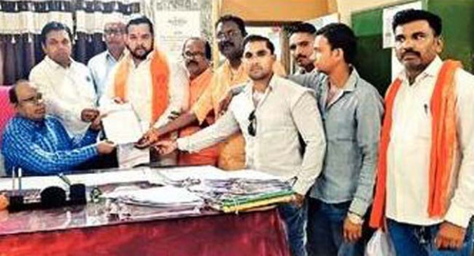 Women wandering door to door for water for four months