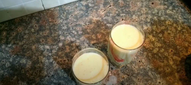 चिलचिलाती धूप में हेल्दी रहने के लिए पिए मिक्स फ्रूट मिल्कशेक, आसानी से करें तैयार 